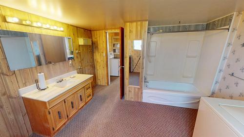227 9Th Avenue, Cranbrook, BC - Indoor Photo Showing Bathroom