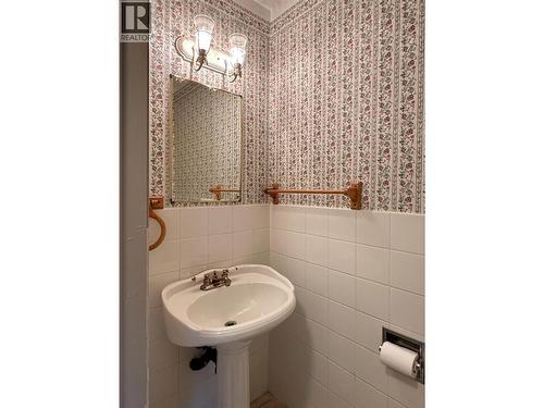 2 piece bathroom on the main floor - 2310 36 Street Unit# 14, Vernon, BC - Indoor Photo Showing Bathroom