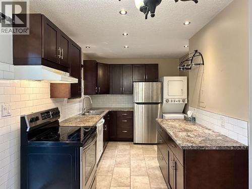 2310 36 Street Unit# 14, Vernon, BC - Indoor Photo Showing Kitchen With Double Sink