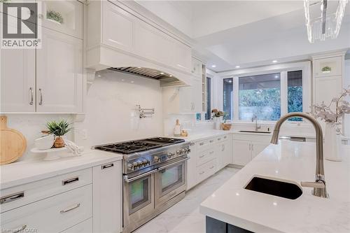 126 Mcgregor Crescent, Ancaster, ON - Indoor Photo Showing Kitchen With Upgraded Kitchen