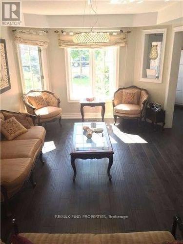 2406 Yorktown Circle, Mississauga, ON - Indoor Photo Showing Living Room