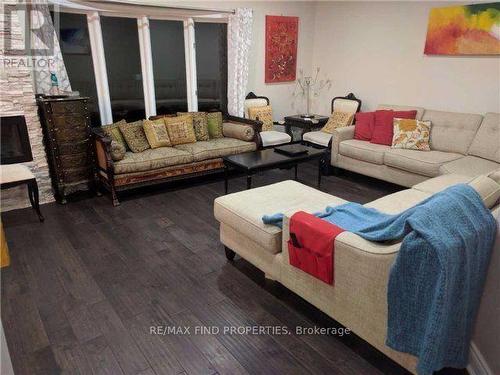 2406 Yorktown Circle, Mississauga, ON - Indoor Photo Showing Living Room