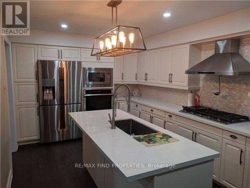 2406 Yorktown Circle, Mississauga, ON - Indoor Photo Showing Kitchen With Upgraded Kitchen