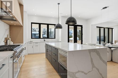 2054 Vickery Drive, Oakville, ON - Indoor Photo Showing Kitchen With Upgraded Kitchen