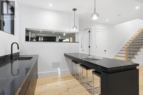 2054 Vickery Drive, Oakville, ON - Indoor Photo Showing Kitchen With Upgraded Kitchen