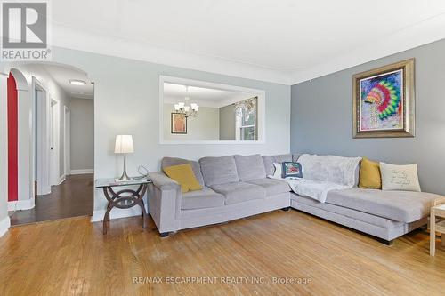 58 Seven Oaks Drive, Hamilton, ON - Indoor Photo Showing Living Room