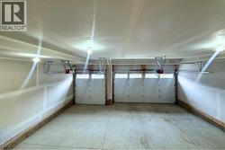 Bright Triple Garage - 