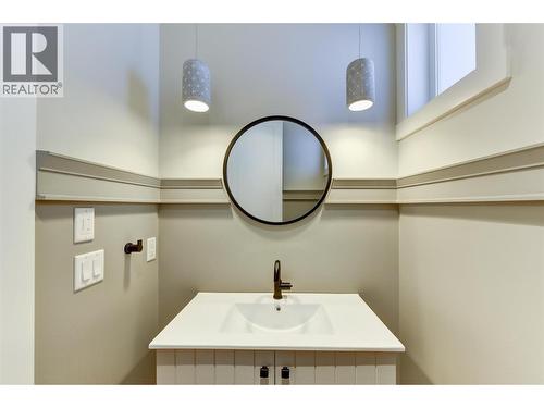 773 Barnaby Road, Kelowna, BC - Indoor Photo Showing Bathroom