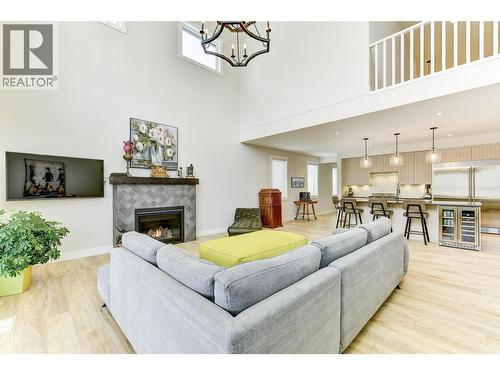 773 Barnaby Road, Kelowna, BC - Indoor Photo Showing Living Room With Fireplace
