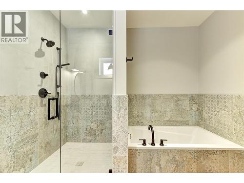 773 Barnaby Road, Kelowna, BC - Indoor Photo Showing Bathroom