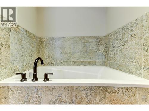 773 Barnaby Road, Kelowna, BC - Indoor Photo Showing Bathroom