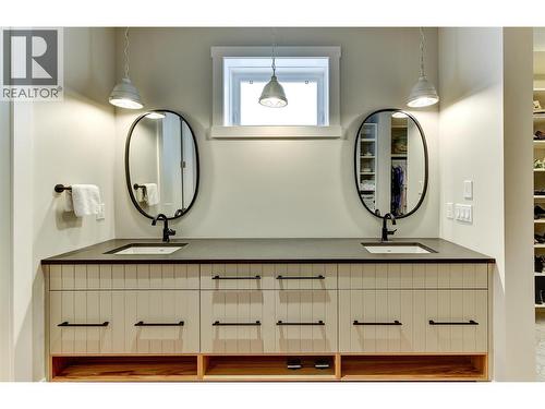 773 Barnaby Road, Kelowna, BC - Indoor Photo Showing Bathroom