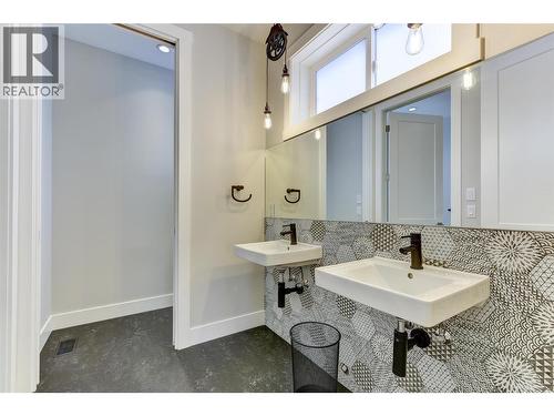 773 Barnaby Road, Kelowna, BC - Indoor Photo Showing Bathroom