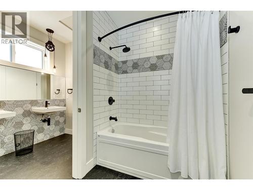 773 Barnaby Road, Kelowna, BC - Indoor Photo Showing Bathroom