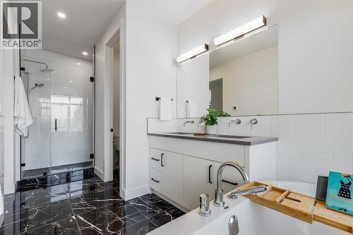 2520 Cochrane Road Nw, Calgary, AB - Indoor Photo Showing Bathroom
