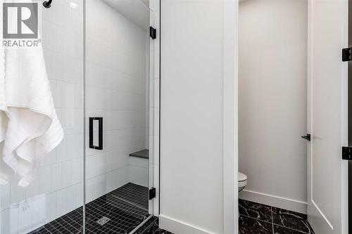 2520 Cochrane Road Nw, Calgary, AB - Indoor Photo Showing Bathroom