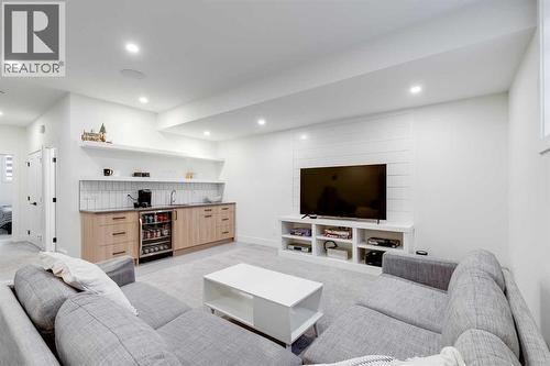 2520 Cochrane Road Nw, Calgary, AB - Indoor Photo Showing Living Room