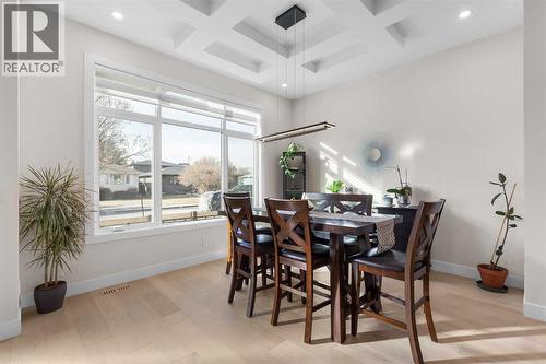2520 Cochrane Road Nw, Calgary, AB - Indoor Photo Showing Dining Room
