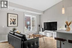 Large SW facing windows with plenty of natural sunlight - 