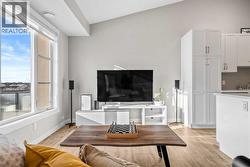 Top floor unit with soaring vaulted ceilings - 