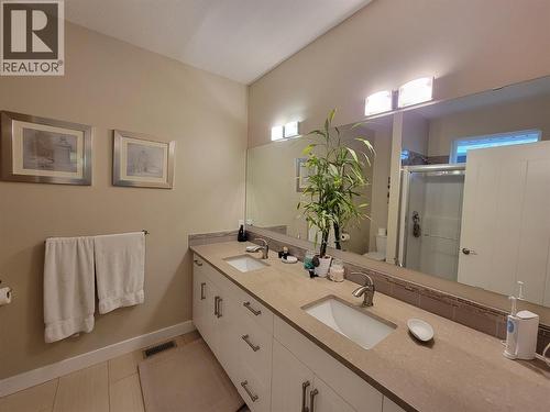 304 K View Crescent, Keremeos, BC - Indoor Photo Showing Bathroom