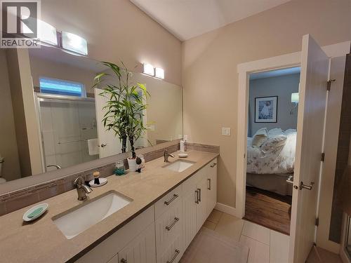304 K View Crescent, Keremeos, BC - Indoor Photo Showing Bathroom