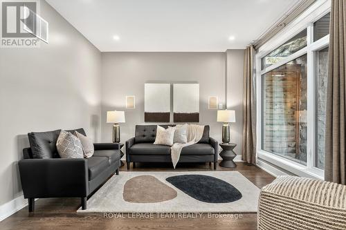 16 First Avenue, Ottawa, ON - Indoor Photo Showing Living Room