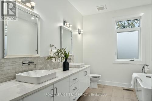 16 First Avenue, Ottawa, ON - Indoor Photo Showing Bathroom