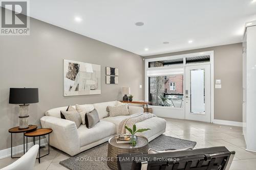 16 First Avenue, Ottawa, ON - Indoor Photo Showing Living Room