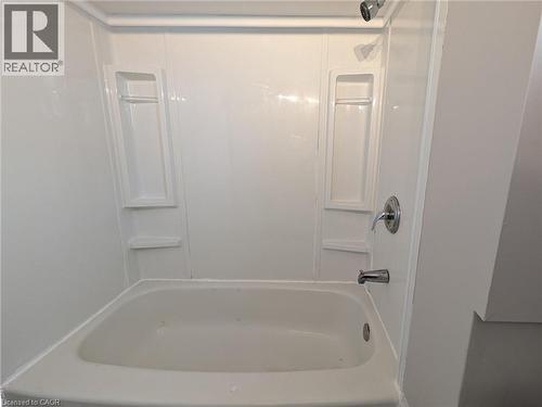 12 East 24Th Street, Hamilton, ON - Indoor Photo Showing Bathroom