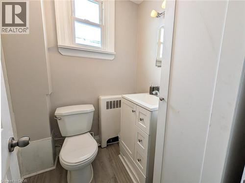 12 East 24Th Street, Hamilton, ON - Indoor Photo Showing Bathroom