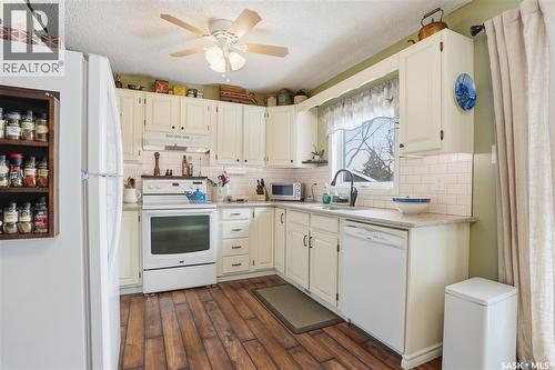 1714 Bradwell Avenue, Saskatoon, SK - Indoor Photo Showing Kitchen