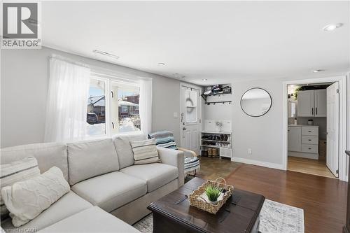 25 Delena Avenue N, Hamilton, ON - Indoor Photo Showing Living Room