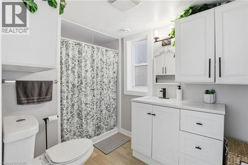 25 Delena Avenue N, Hamilton, ON - Indoor Photo Showing Bathroom