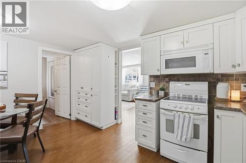 25 Delena Avenue N, Hamilton, ON - Indoor Photo Showing Kitchen