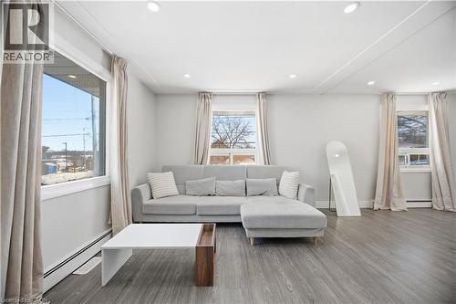290 Lincoln Road, Waterloo, ON - Indoor Photo Showing Living Room