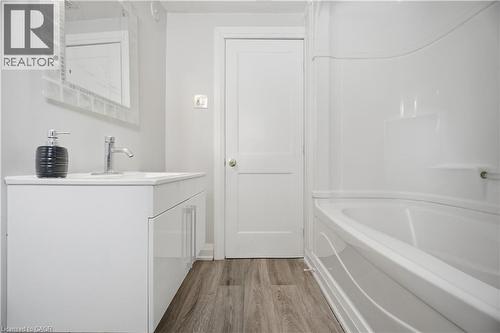 290 Lincoln Road, Waterloo, ON - Indoor Photo Showing Bathroom