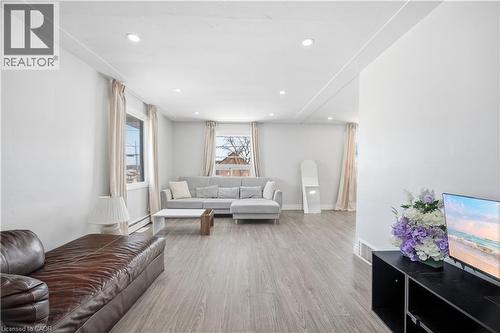 290 Lincoln Road, Waterloo, ON - Indoor Photo Showing Living Room