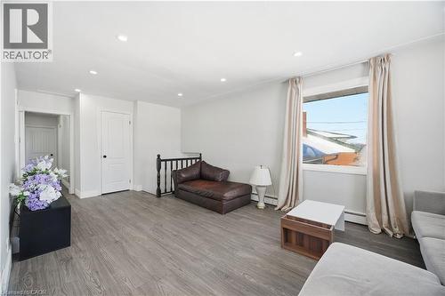 290 Lincoln Road, Waterloo, ON - Indoor Photo Showing Living Room