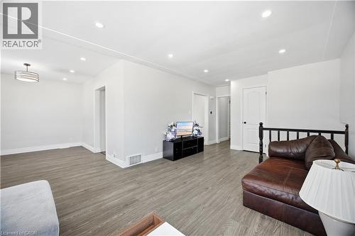 290 Lincoln Road, Waterloo, ON - Indoor Photo Showing Living Room