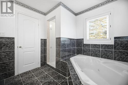3395 Trelawny Circle, Mississauga, ON - Indoor Photo Showing Bathroom