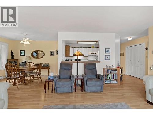 780 Houghton Road Unit# 412, Kelowna, BC - Indoor Photo Showing Living Room