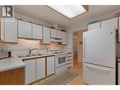 Kitchen - 780 Houghton Road Unit# 412, Kelowna, BC - Indoor Photo Showing Kitchen With Double Sink