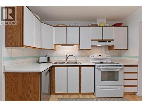 780 Houghton Road Unit# 412, Kelowna, BC - Indoor Photo Showing Kitchen With Double Sink