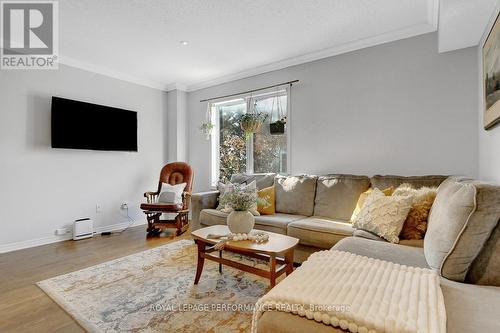 95 Manhattan Crescent, Ottawa, ON - Indoor Photo Showing Living Room