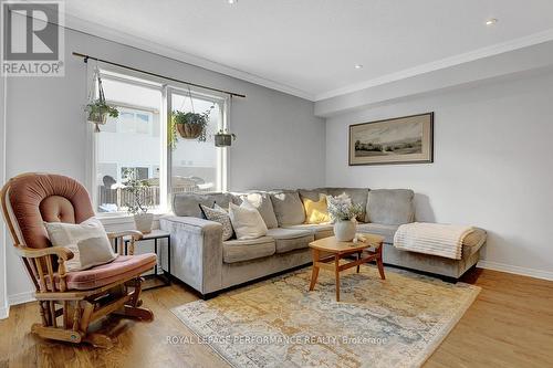 95 Manhattan Crescent, Ottawa, ON - Indoor Photo Showing Living Room