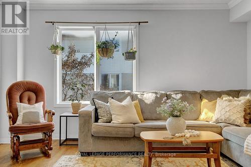 95 Manhattan Crescent, Ottawa, ON - Indoor Photo Showing Living Room