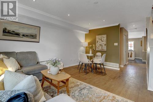 95 Manhattan Crescent, Ottawa, ON - Indoor Photo Showing Living Room