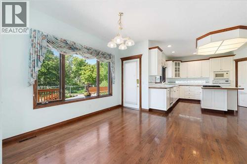 1600 Evergreen Hill Sw, Calgary, AB - Indoor Photo Showing Kitchen