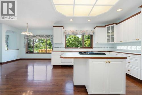 1600 Evergreen Hill Sw, Calgary, AB - Indoor Photo Showing Kitchen